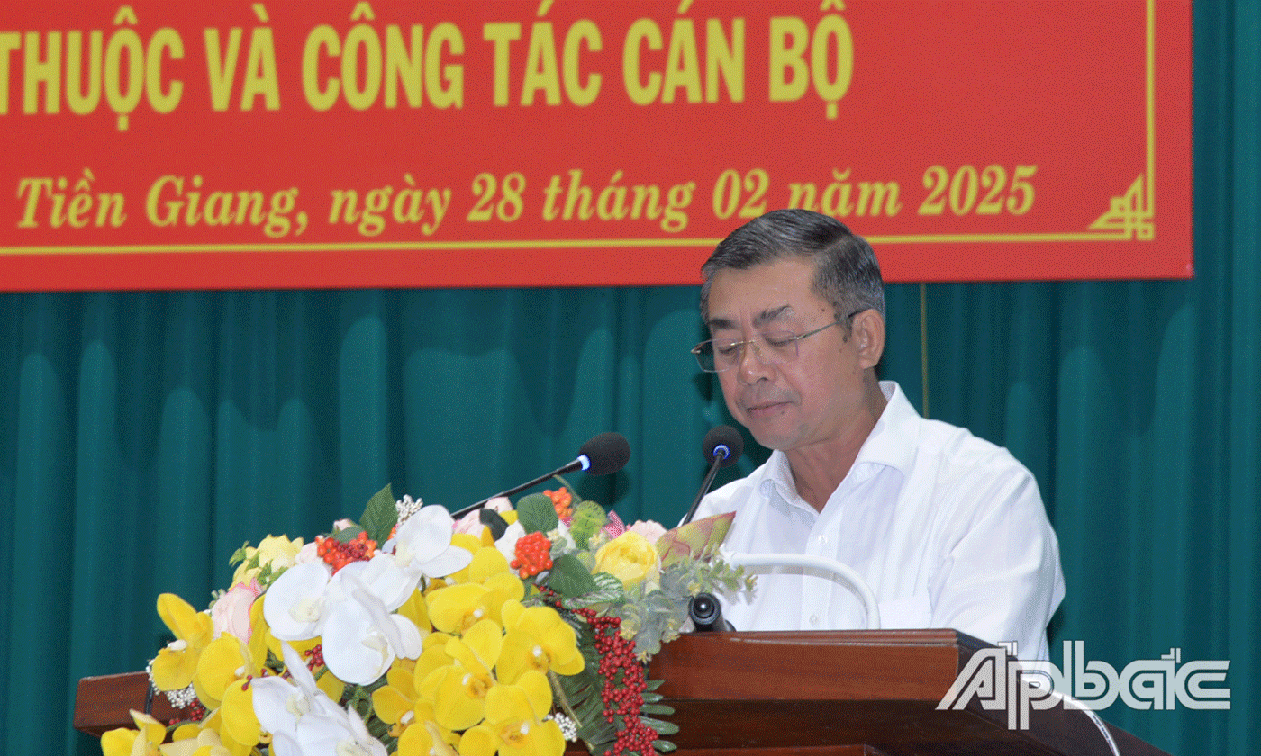 Đồng chí Huỳnh Xuân Long đại diện các chi, đảng bộ mới thành lập phát biểu nhận nhiệm vụ.