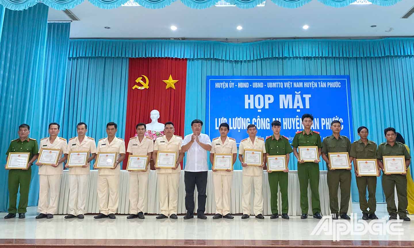 Đồng chí Trần Hoàng Phong tặng giấy khen cho các cá nhân đã có nhiều đóng góp trong công tác giữ gìn an ninh trật tự trên địa bàn huyện.