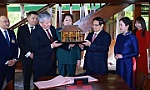 Vietnamese, Kyrgyz PMs visit President Ho Chi Minh Relic Site