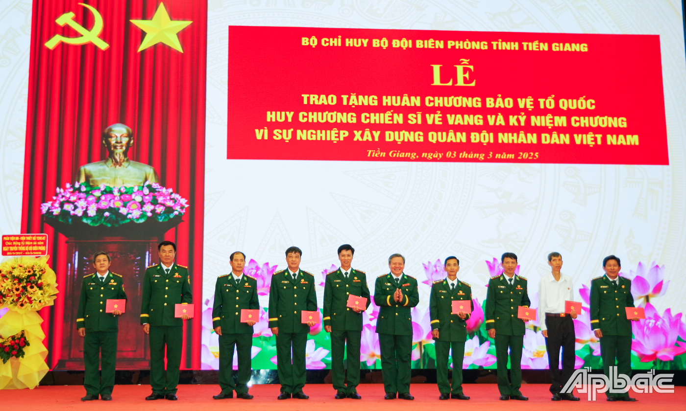 Đại tá Bùi Văn Vũ, Chính ủy BĐBP tỉnh trao tặng Kỷ niệm chương Vì sự nghiệp xây dựng Quân đội nhân dân Việt Nam.