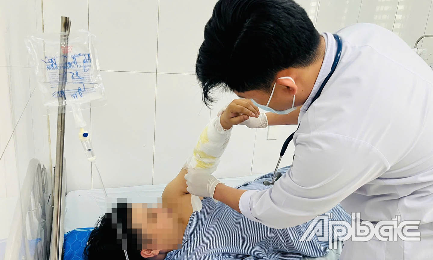 Hình ảnh: Bác sĩ Nguyễn Long Nhân – khoa Ngoại Tổng hợp thăm khám Bệnh nhân.