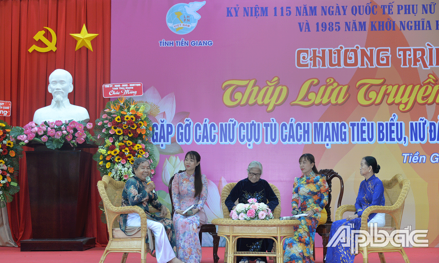 Giao lưu với nữ cựu tù tiêu biểu và đảng viên cao tuổi Đảng.