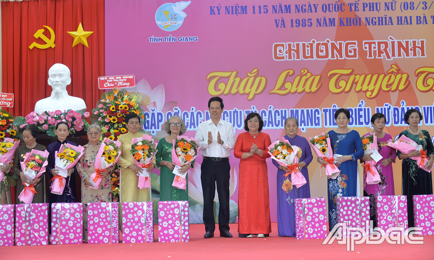 Tặng quà cho các cô cựu tù tiêu biểu.