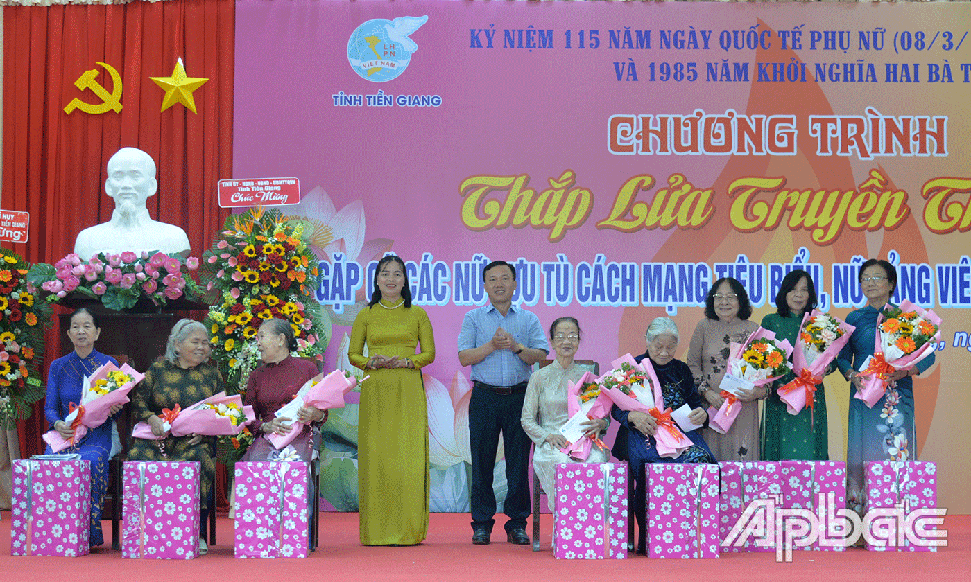 Tặng quà cho các cô nguyên là lãnh đạo Hội LHPN tỉnh qua các thời kỳ.