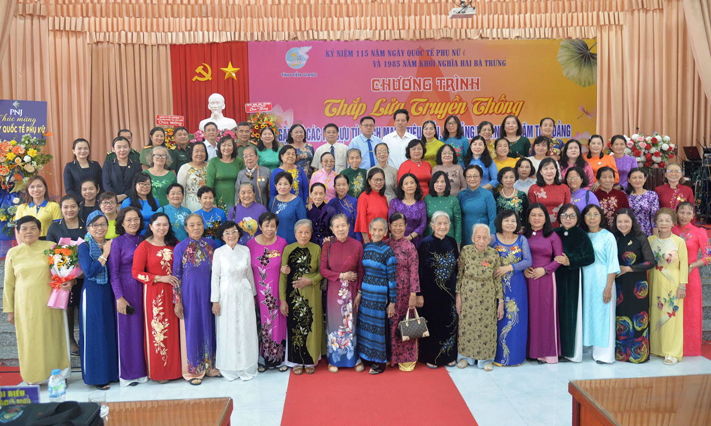 Đại biểu chụp ảnh lưu niệm.
