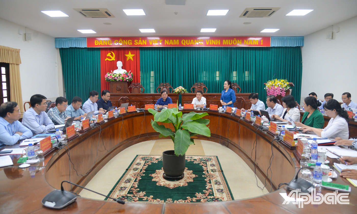 Đồng chí Nguyễn Hải Trâm tiếp thu ý kiến của Đoàn Kiểm tra.