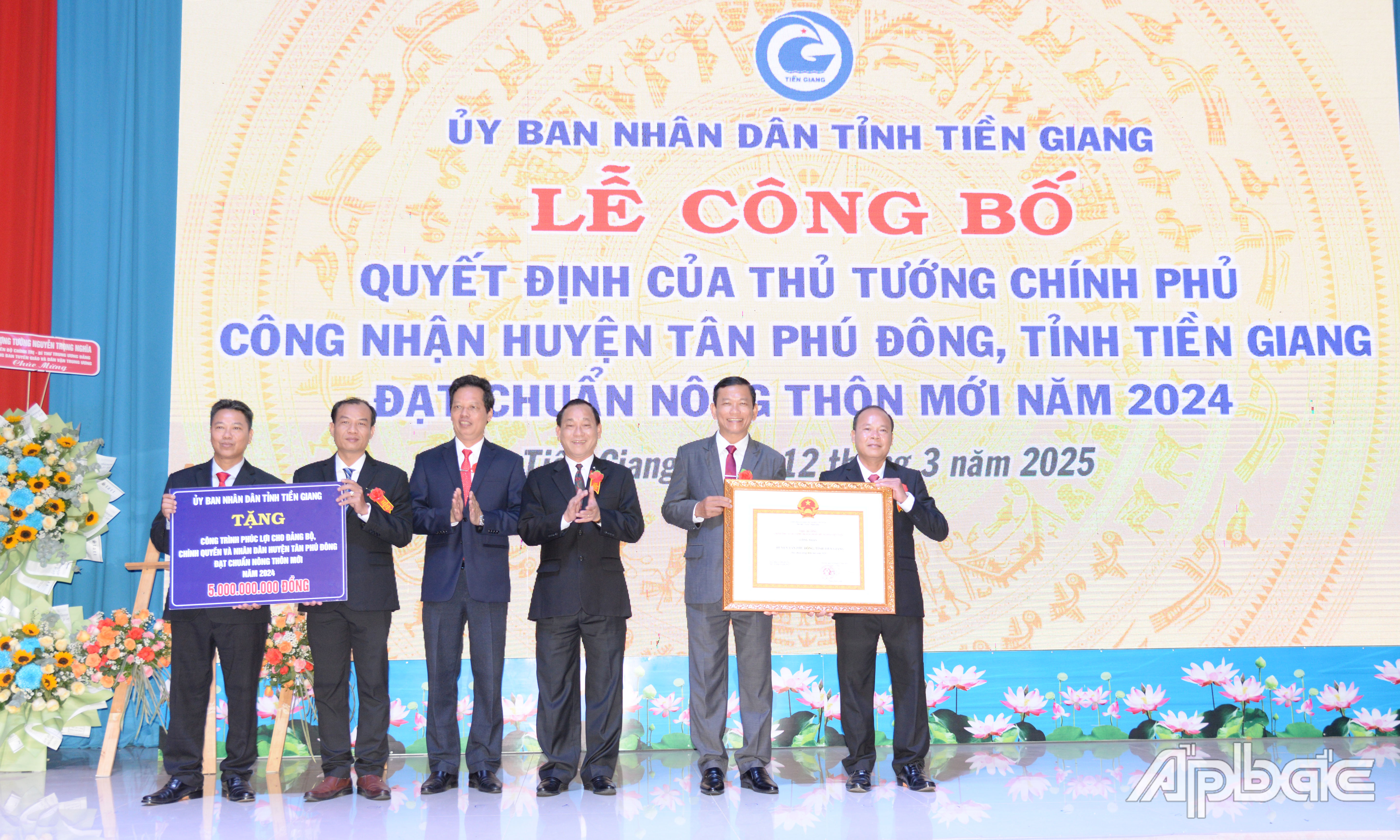 Thừa ủy quyền của Thủ tướng Chính phủ, lãnh đạo Tỉnh ủy, UBND tỉnh Tiền Giang trao Bằng công nhận huyện Tân Phú Đông đạt chuẩn huyện NTM năm 2024; UBND tỉnh trao Bảng tượng trưng tặng công trình phúc lợi 5 tỷ đồng cho Đảng bộ, chính quyền và nhân dân huyện Tân Phú Đông đạt chuẩn NTM năm 2024.