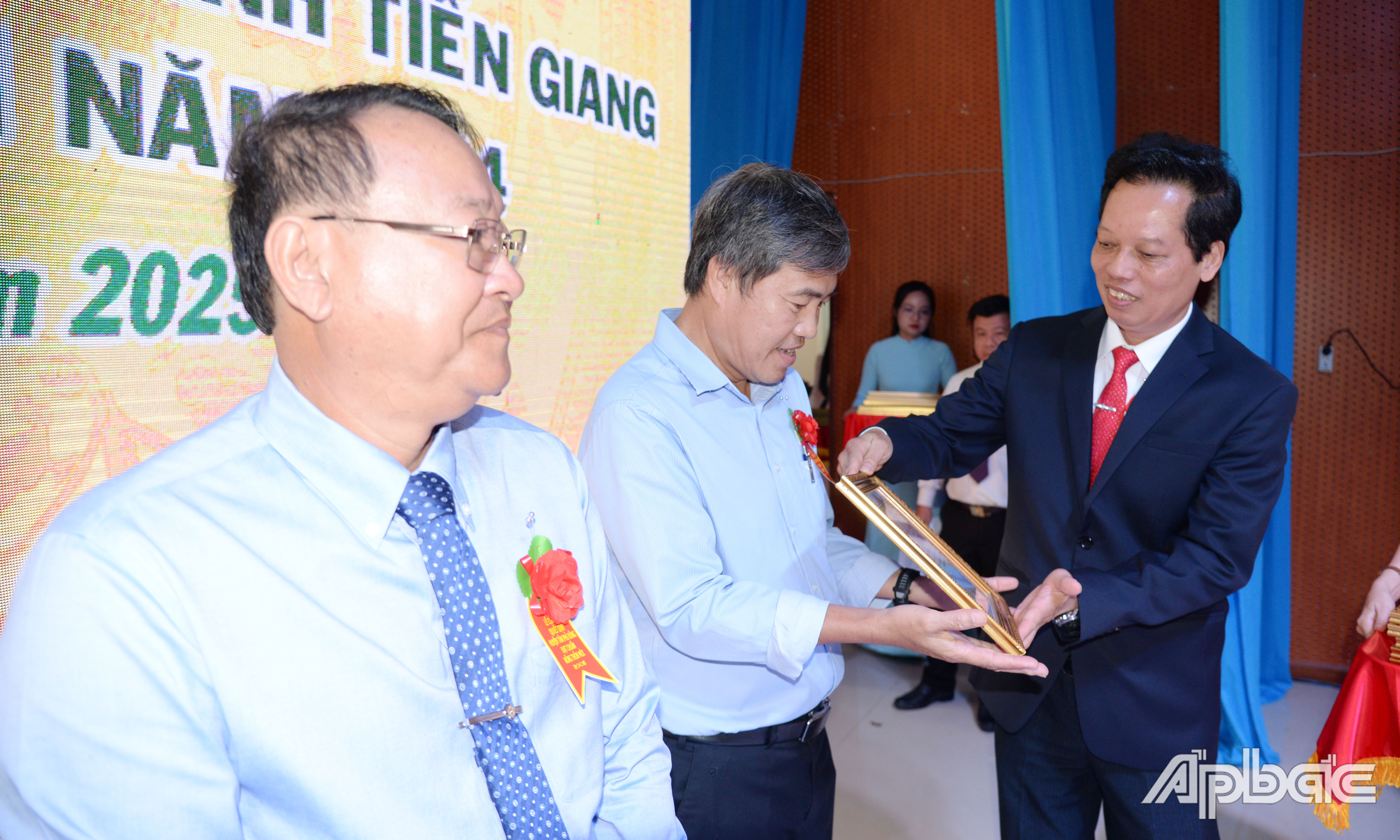 Trao tặng Bằng khen của UBND tỉnh Tiền Giang cho các tập thể và cá nhân.