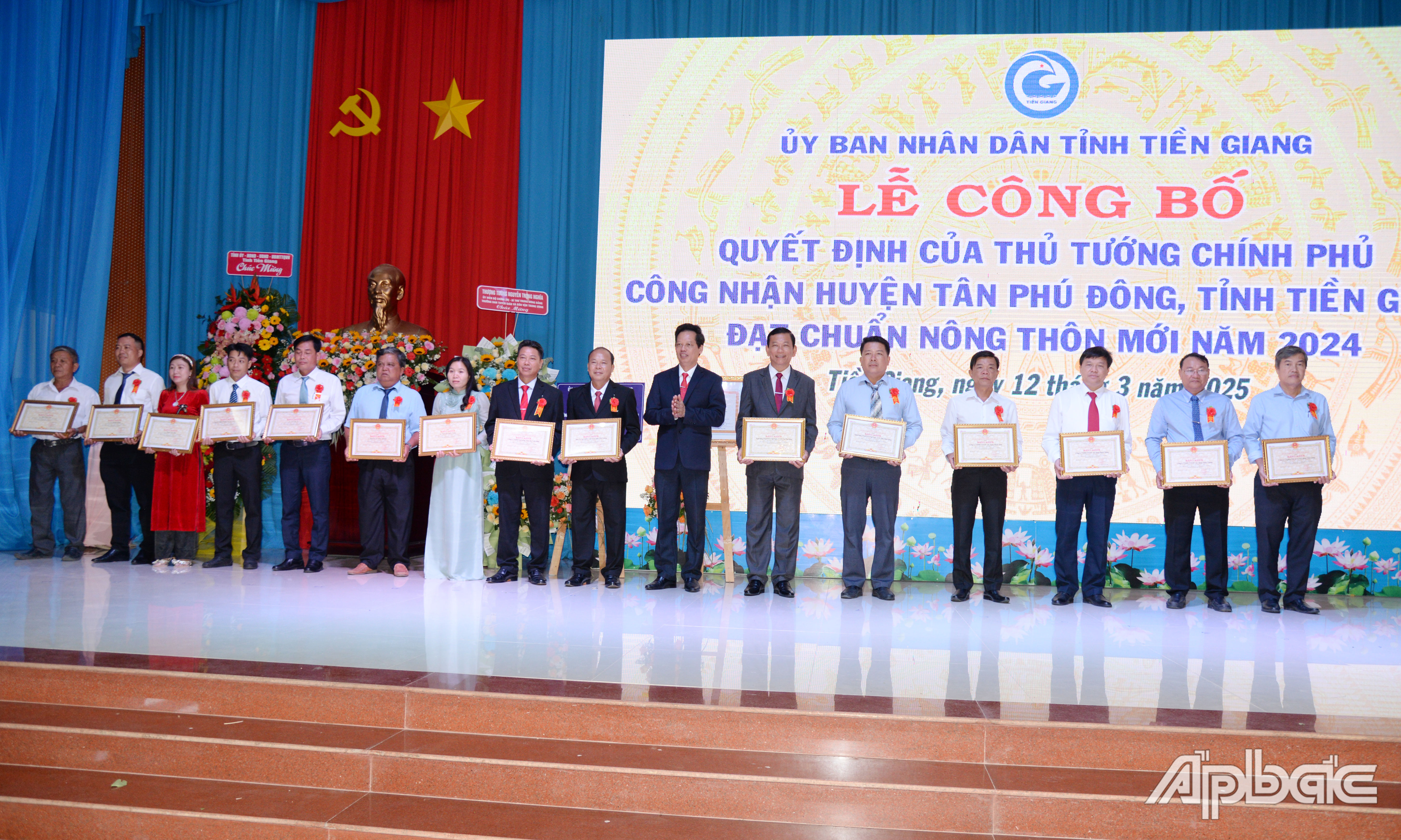 Trao tặng Bằng khen của UBND tỉnh Tiền Giang cho các tập thể và cá nhân.