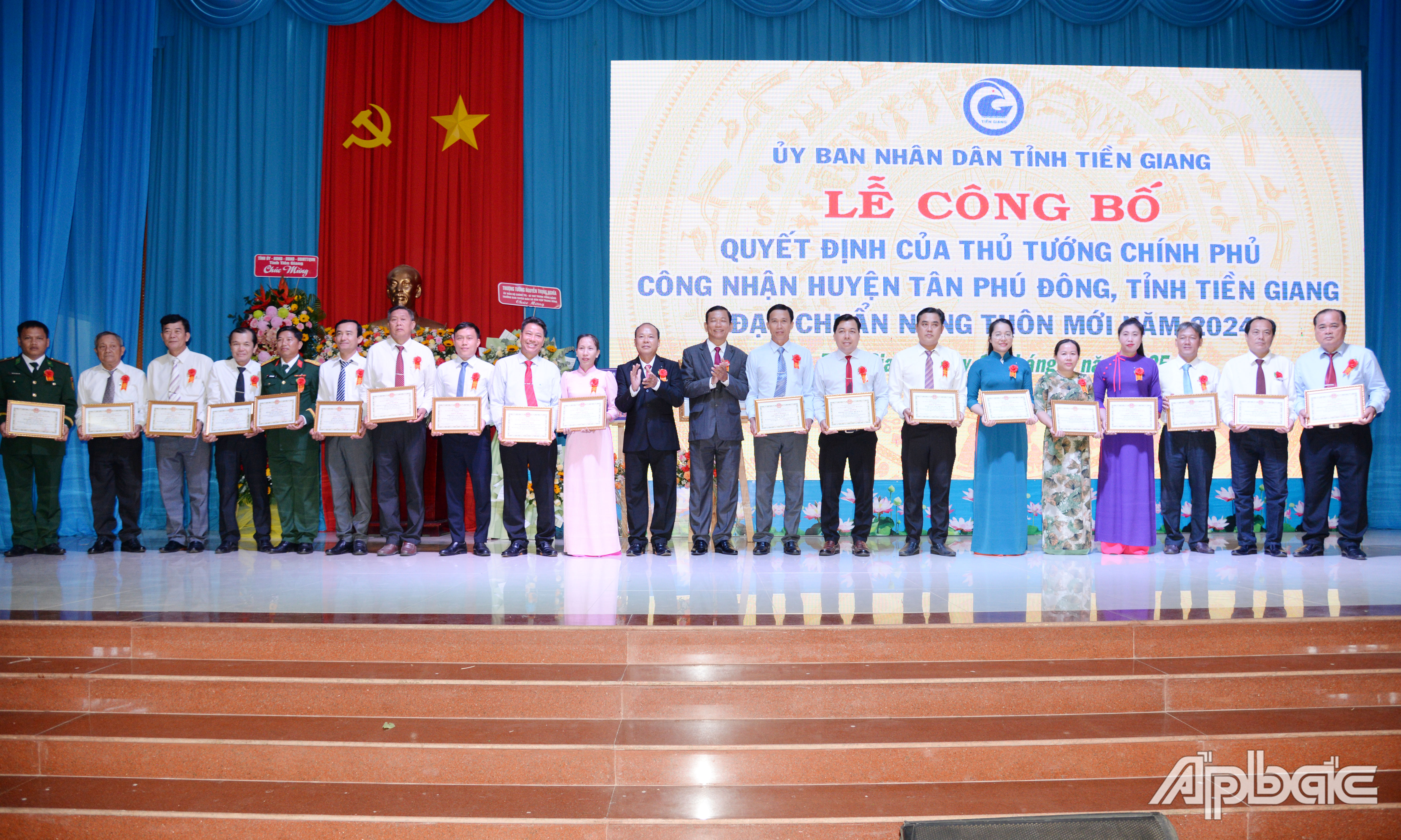 Trao tặng Giấy khen của UBND huyện Tân Phú Đông cho các tập thể và cá nhân.