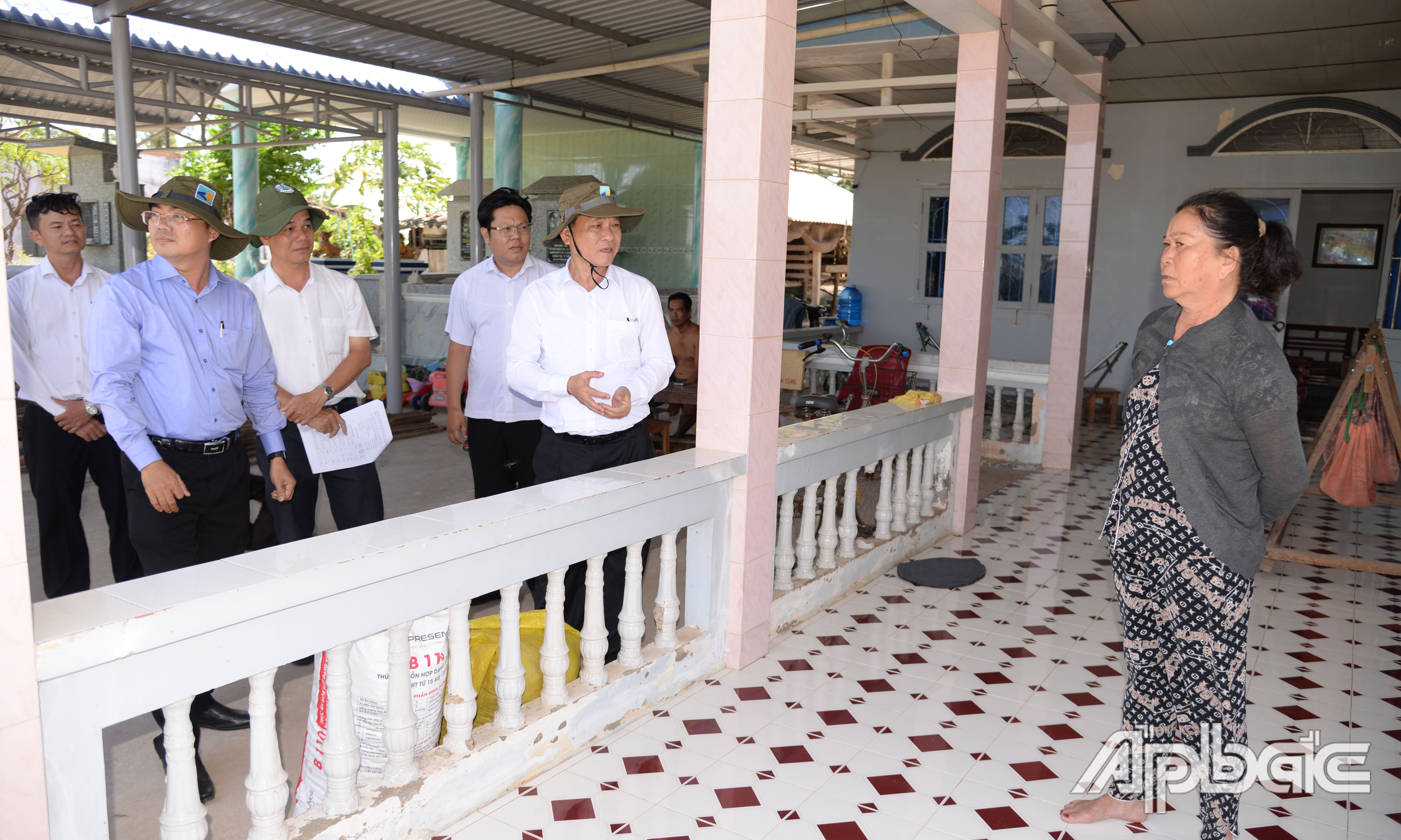 Đồng chí Nguyễn Văn Vĩnh trao đổi với người dân ấp Bà Từ về tình hình cung cấp nước sinh hoạt. Người dân cho biết hiện nước sinh hoạt tại khu vực này vẫn chảy mạnh.