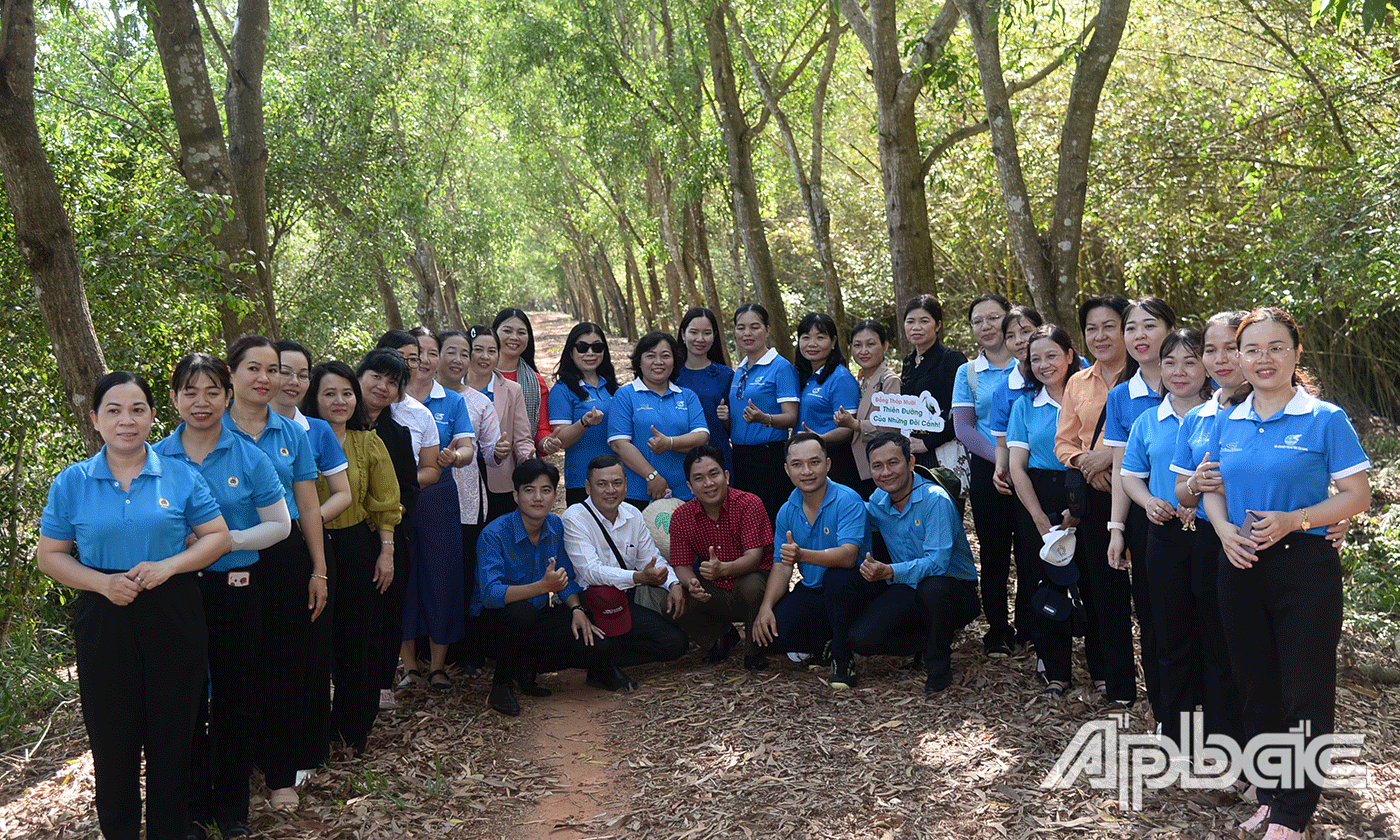 Tham quan Khu Bảo tồn sinh thái Đồng Tháp Mười tại xã Thạnh Tân, huyện Tân Phước