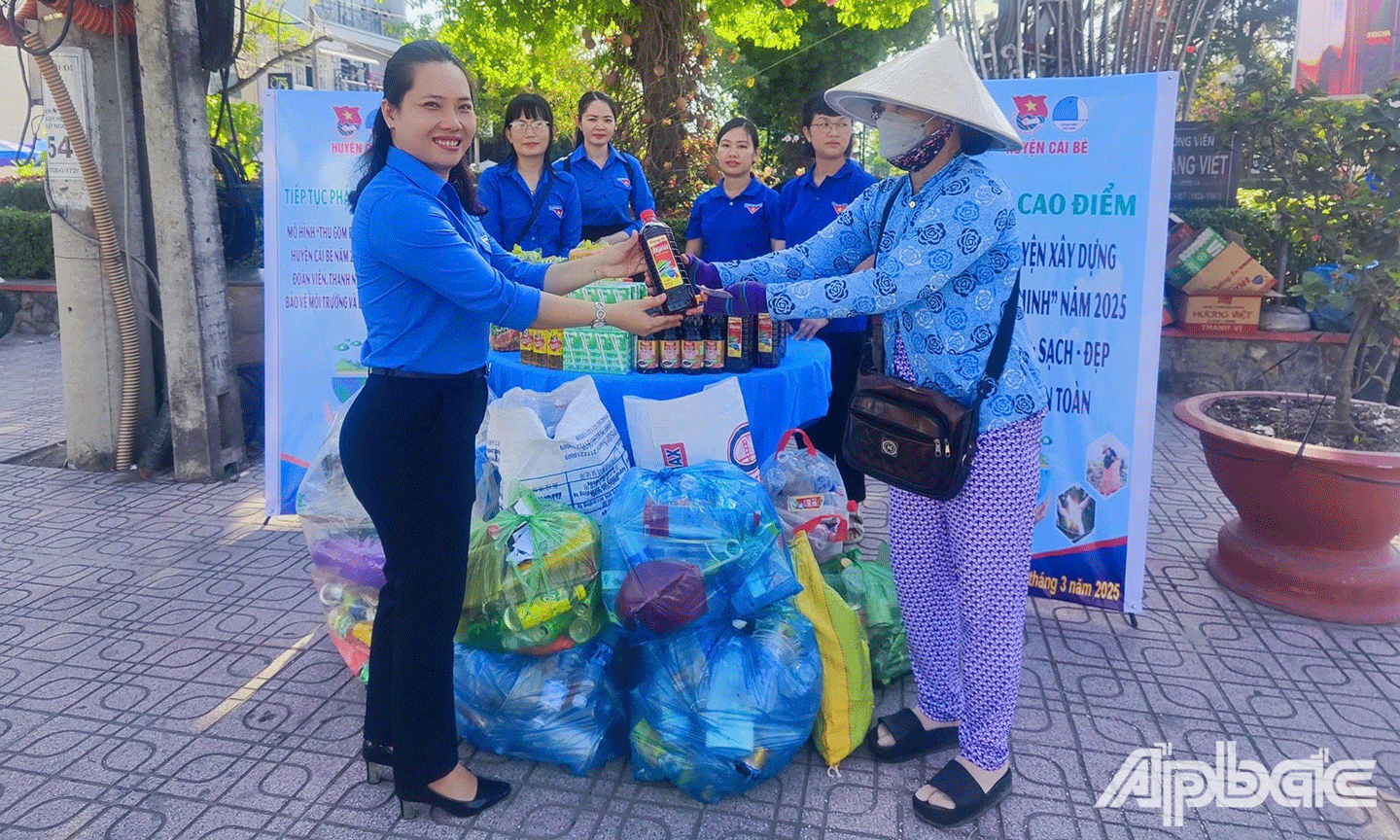  Ban Thường vụ Huyện Đoàn, Ủy ban Hội huyện Cái Bè đã tổ chức thực hiện ra quân Ngày cao điểm tình nguyện xây dựng đô thị văn minh 