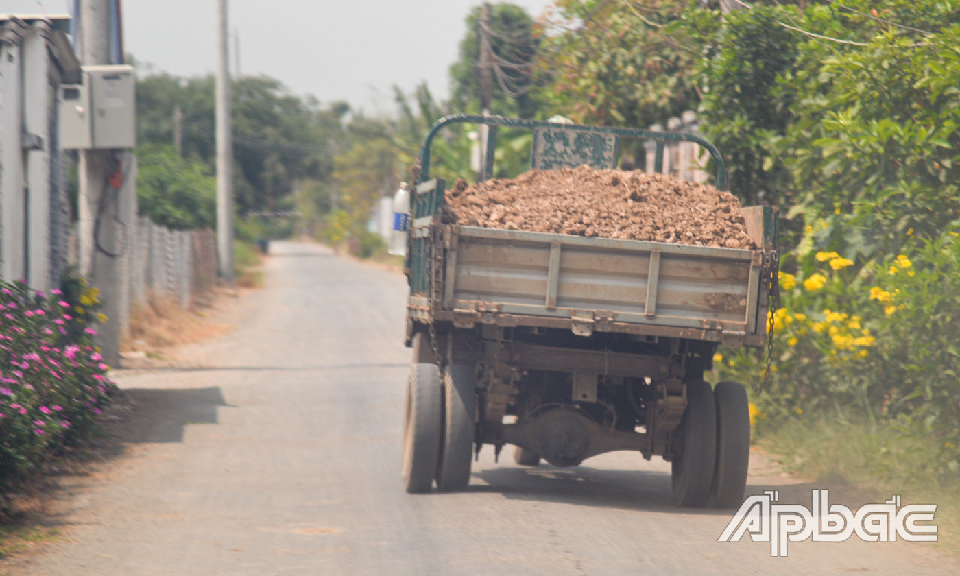 Xe hoa lâm không có biển số ngang nhiên chở đất.