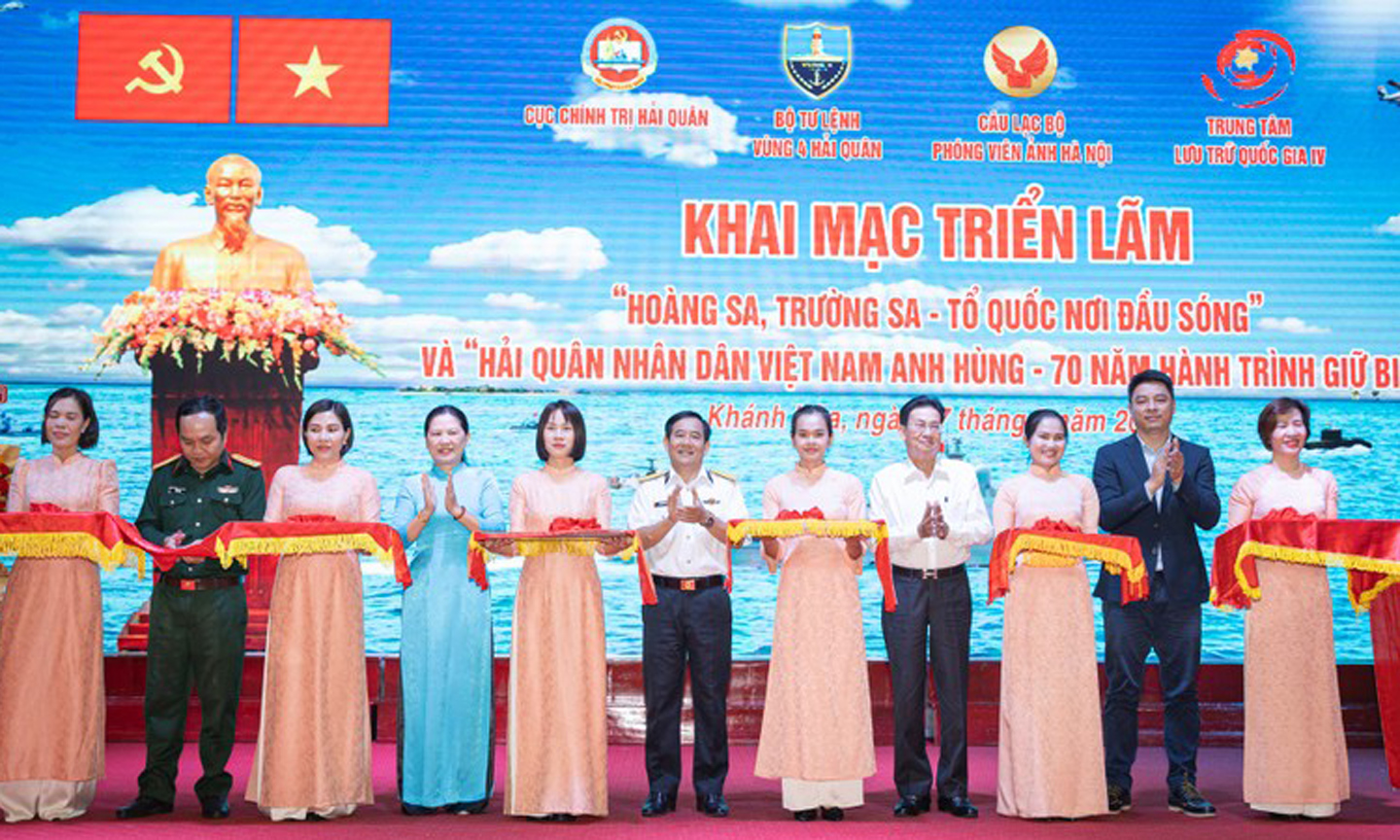 Delegates cut the ribbon to open the exhibition.