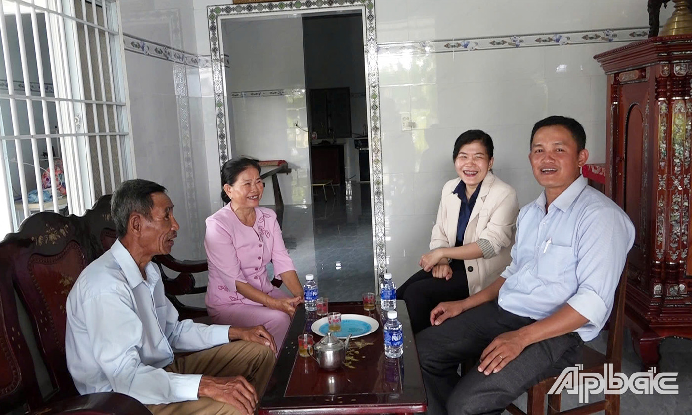 Vợ chồng anh chị trao đổi về quá trình xây dựng gia đình 