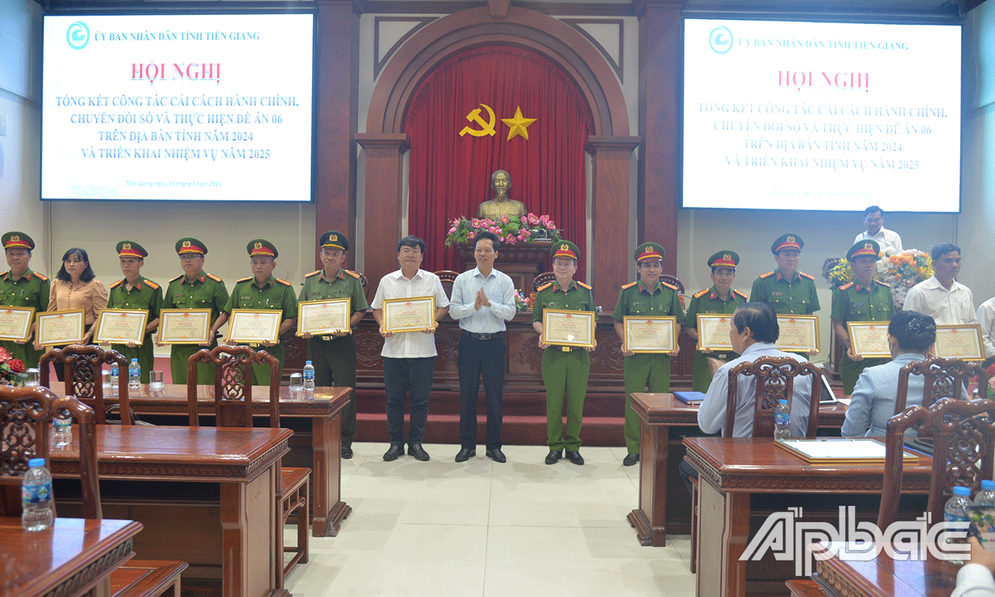 Tặng Bằng khen của UBND tỉnh cho các tập thể, cá nhân.