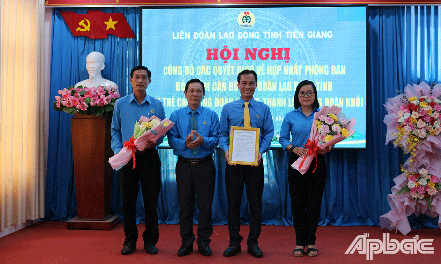 Trao Quyết định thành lập Công đoàn Khối UBND tỉnh