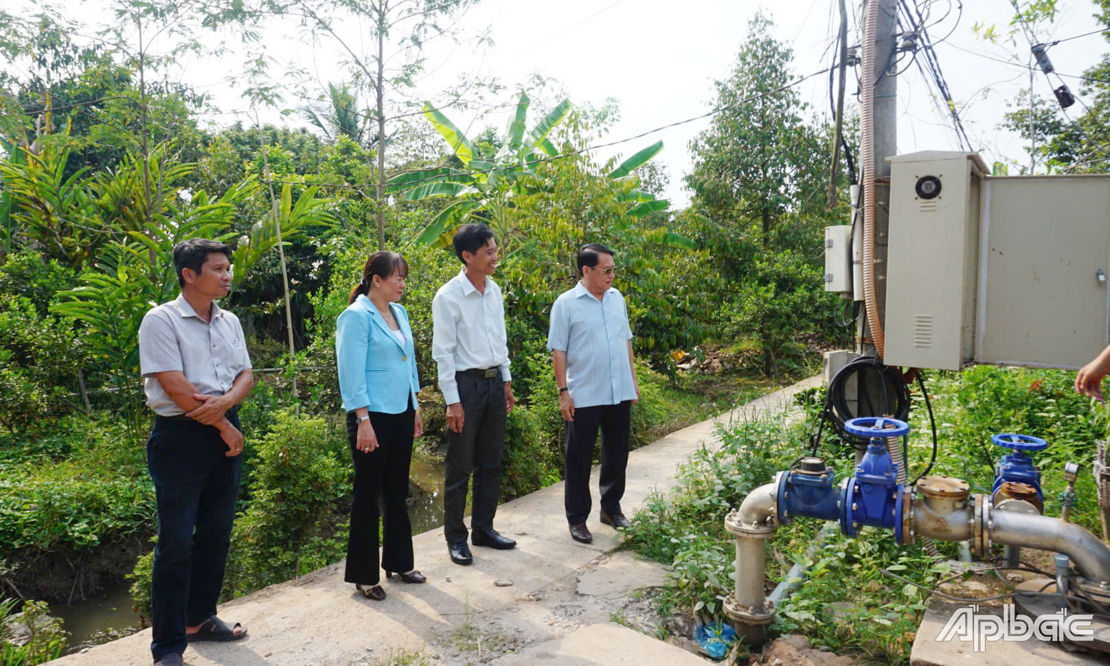 Đổng chí Phạm Văn Trọng kiểm tra tình hình chuẩn bị vận hành các giếng khoan trên địa bàn xã Ngũ Hiệp.