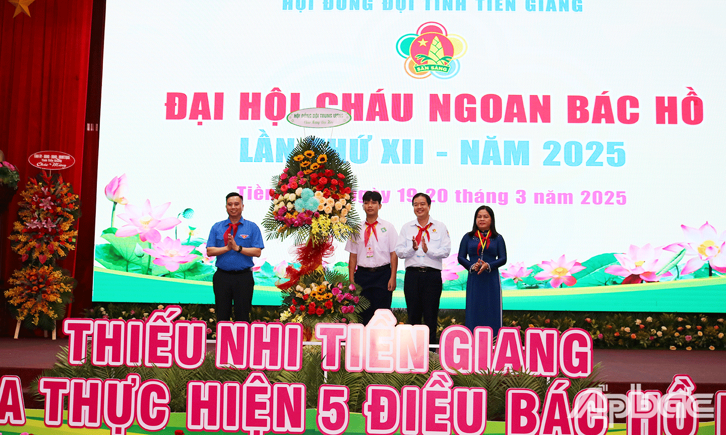 Hội đồng Đội Trung ương gửi tặng lẵng hoa chúc mừng Đại hội