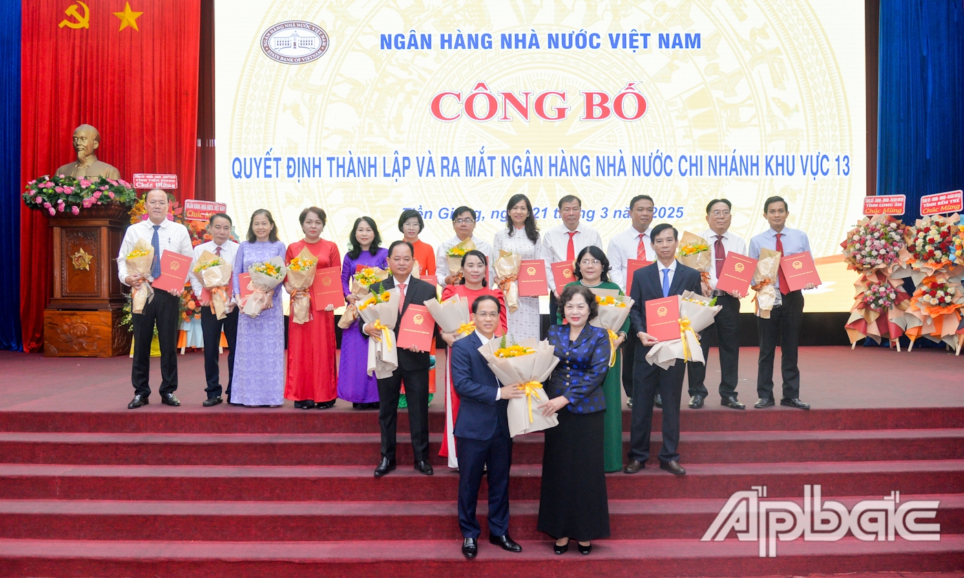 Thống đốc Ngân hàng Nhà nước Việt Nam Nguyễn Thị Hồng tặng hoa chúc mừng NHNN Chi nhánh Khu vực 13.