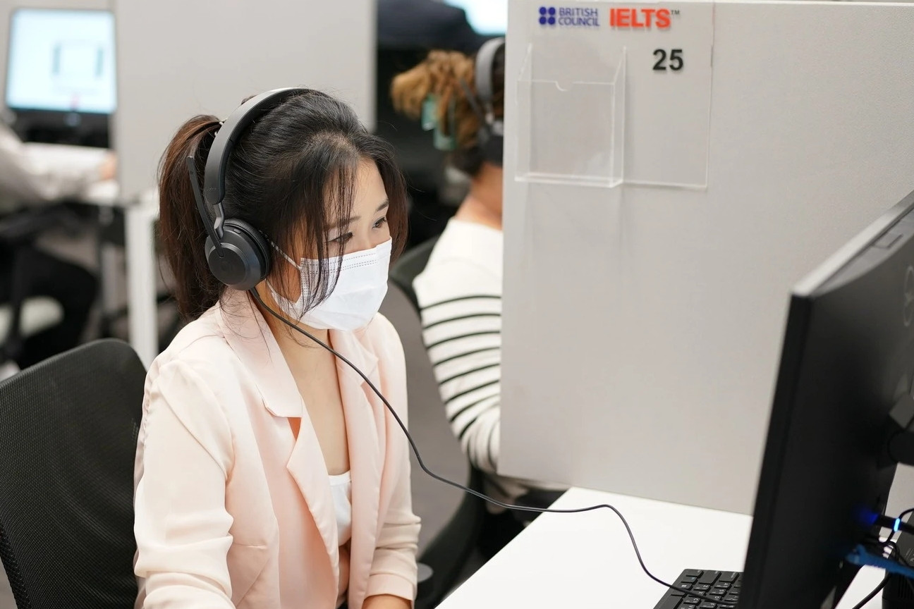 Thí sinh thi chứng chỉ IELTS.