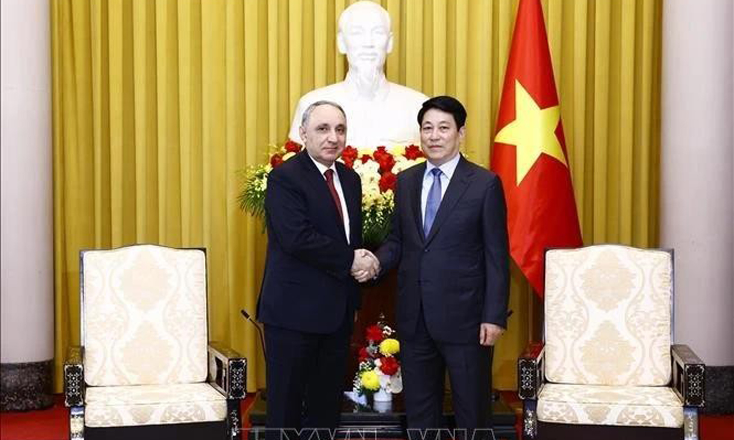 State President Luong Cuong (R) receives Prosecutor General of Azerbaijan Kamran Bayram Aliyev (Photo: VNA).