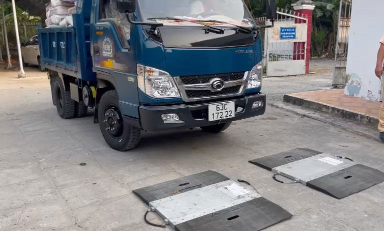Xe chở vật liệu xây dựng vượt quá tải trọng.