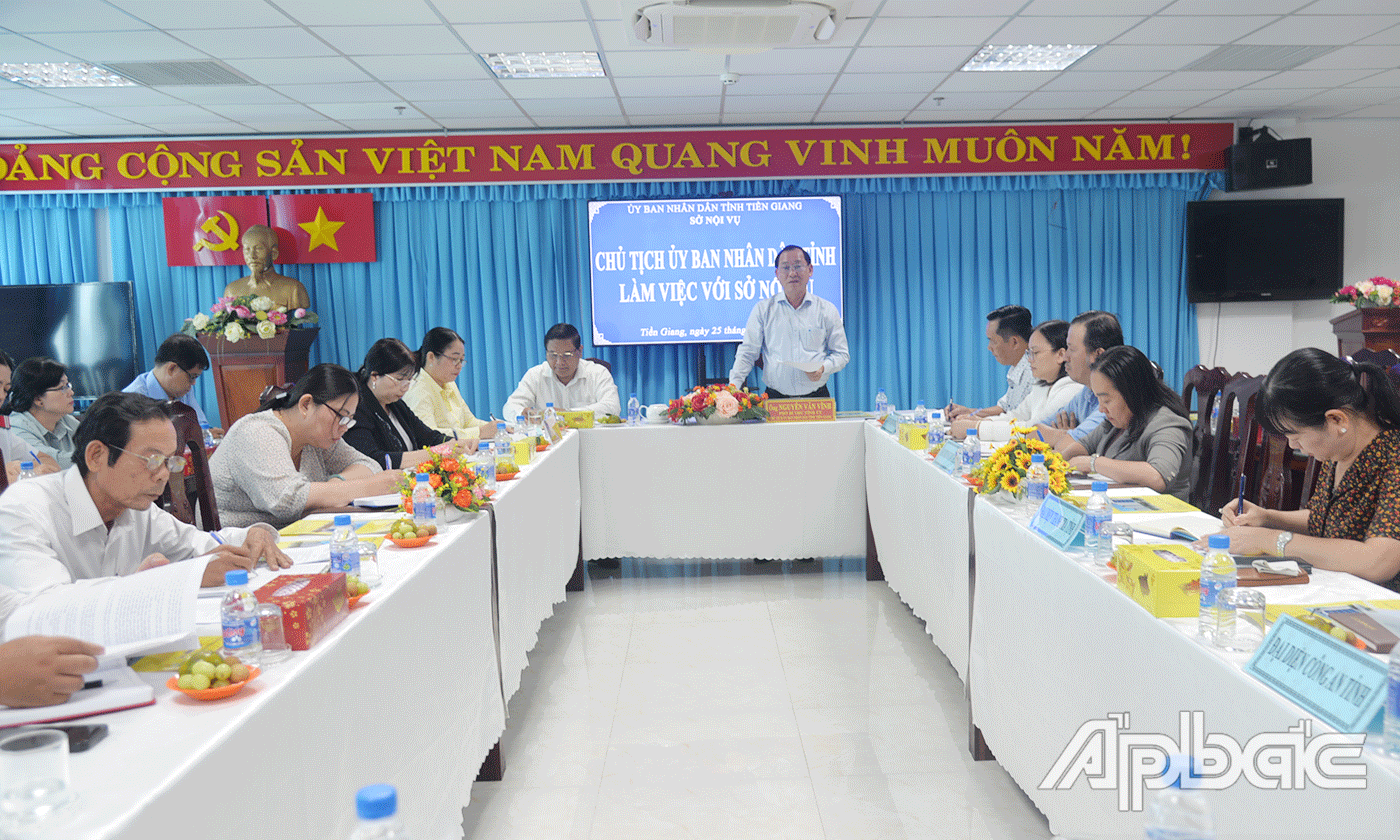 Chủ tịch UBND tỉnh Nguyễn Văn Vĩnh làm việc với Sở Nội vụ.
