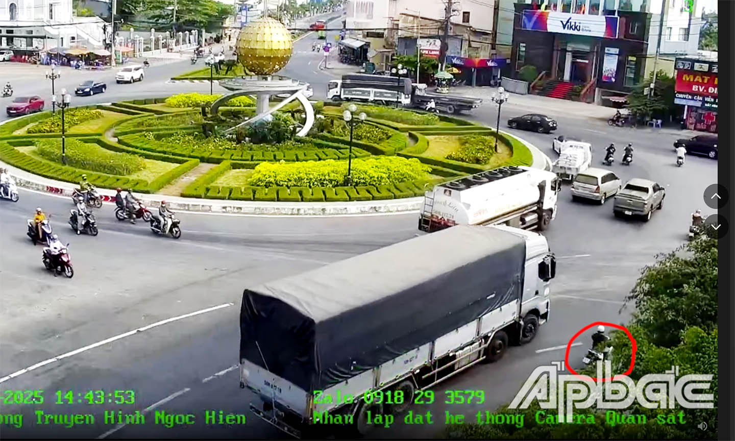 Xe máy rơi vào điểm mù của xe tải. Ảnh Ngọc Hiền