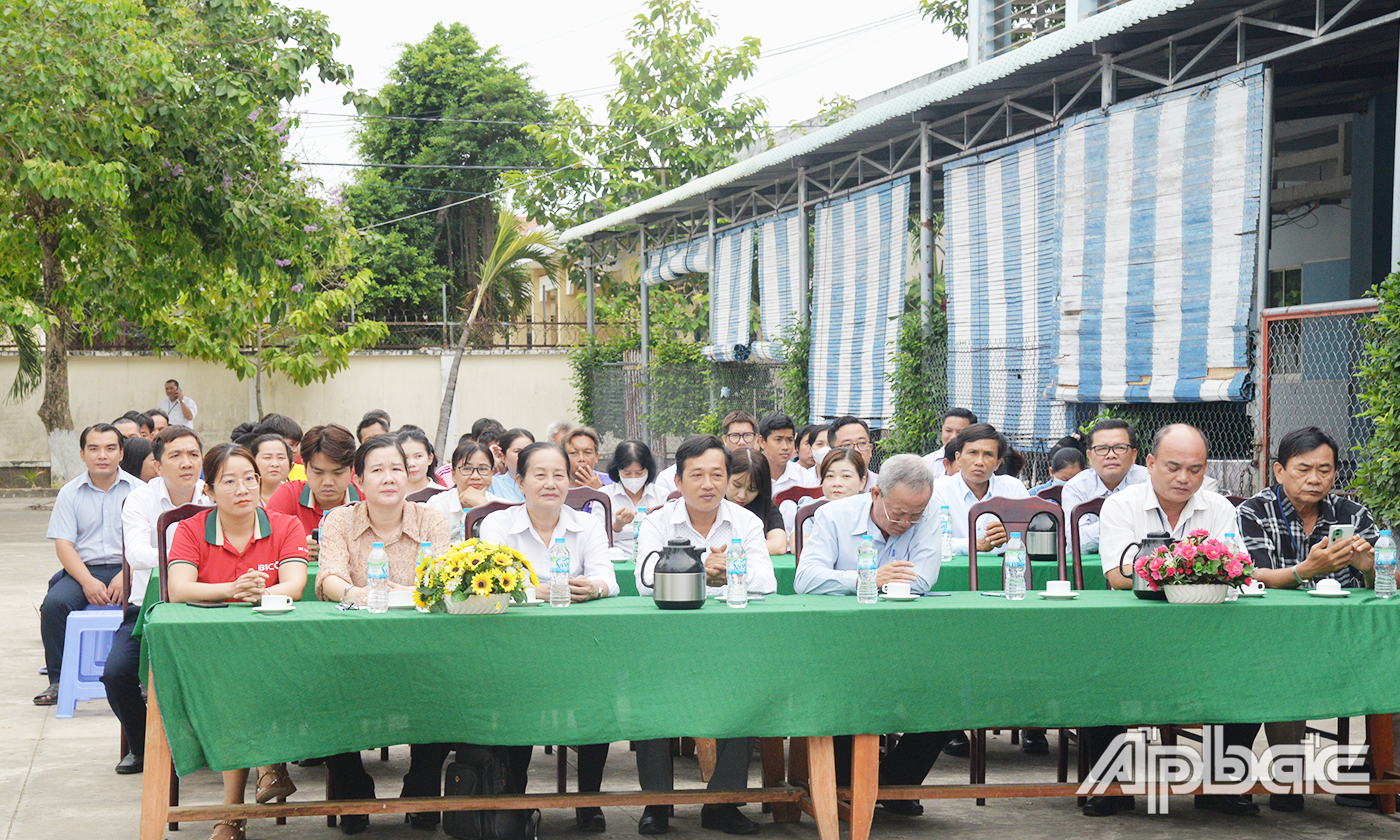 Lãnh đạo các cơ quan, đơn vị và nhà hảo tâm tham dự họp mặt