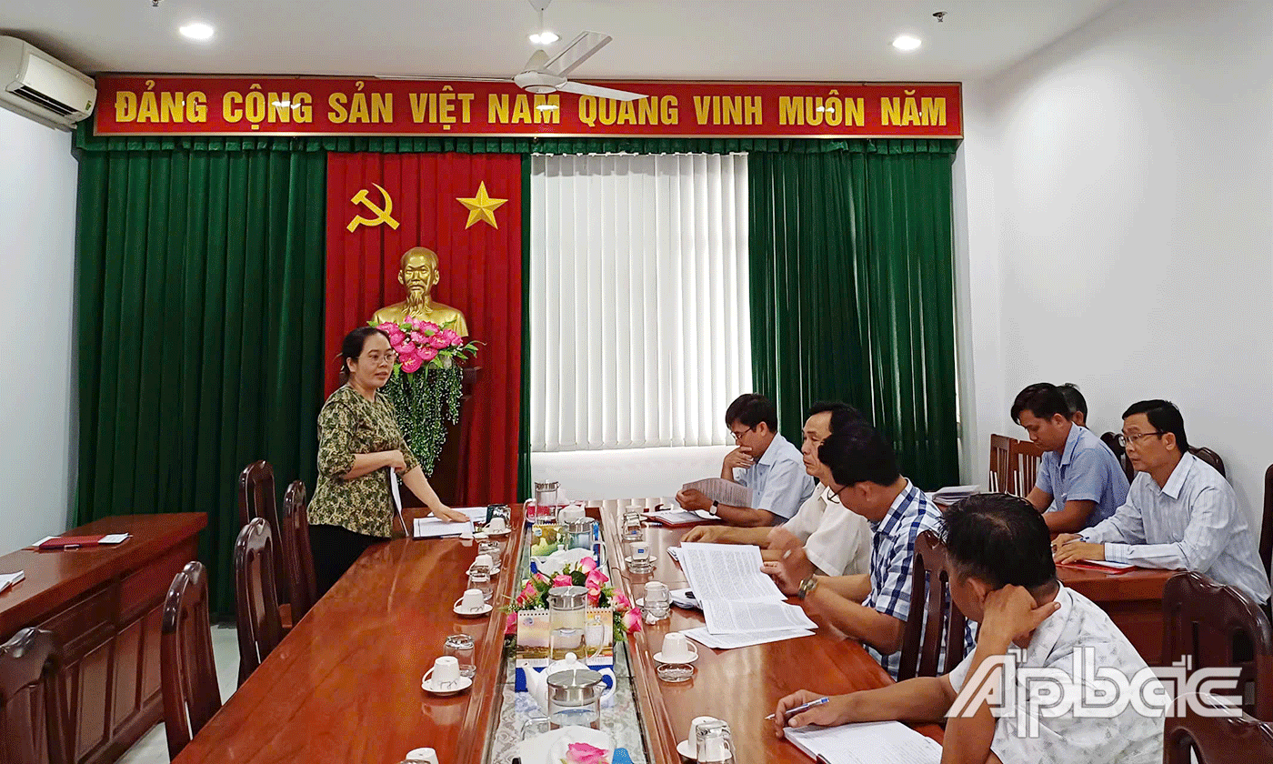Đồng chí Nguyễn Thị Lan, Bí thư Chi bộ, Phó Trưởng Ban Tổ chức Tỉnh ủy phát biểu kết luận buổi sinh hoạt.