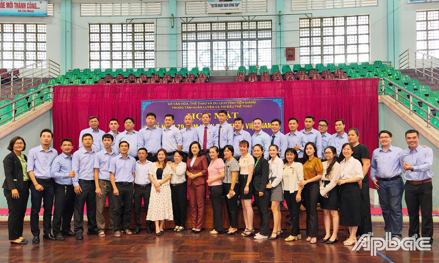 Các đại biểu chụp ảnh lưu niệm tại buổi họp mặt. 