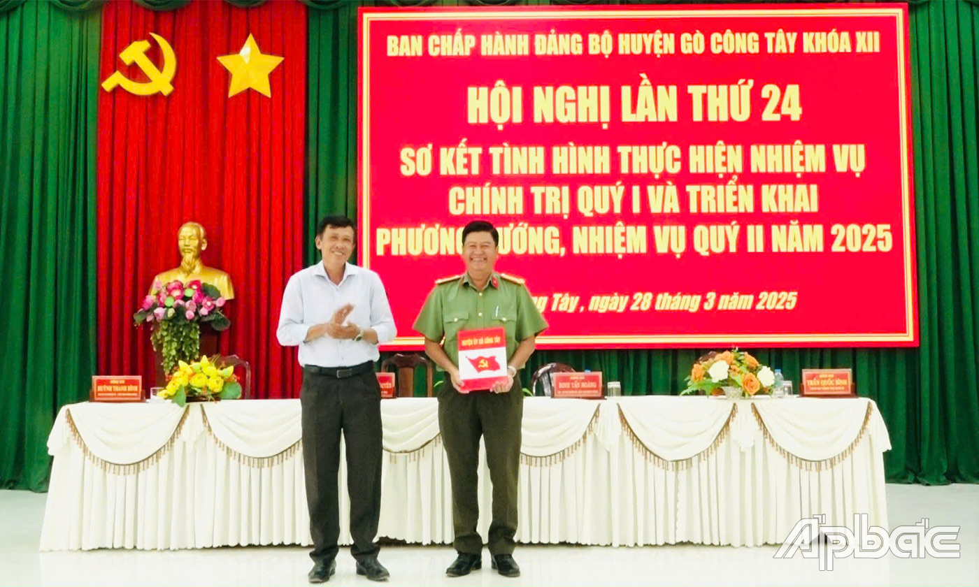 Đồng chí Đinh Tấn Hoàng trao Quyết định giải thể Đảng bộ Công an huyện Gò Công Tây nhiệm kỳ 2020-2025