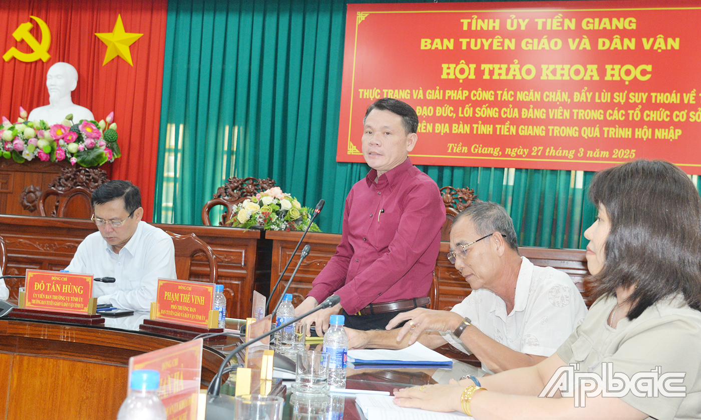 Đồng chí Phạm Thế Vinh, Phó Trưởng Ban Tuyên giáo và Dân vận Tỉnh ủy phát biểu đề dẫn hội thảo