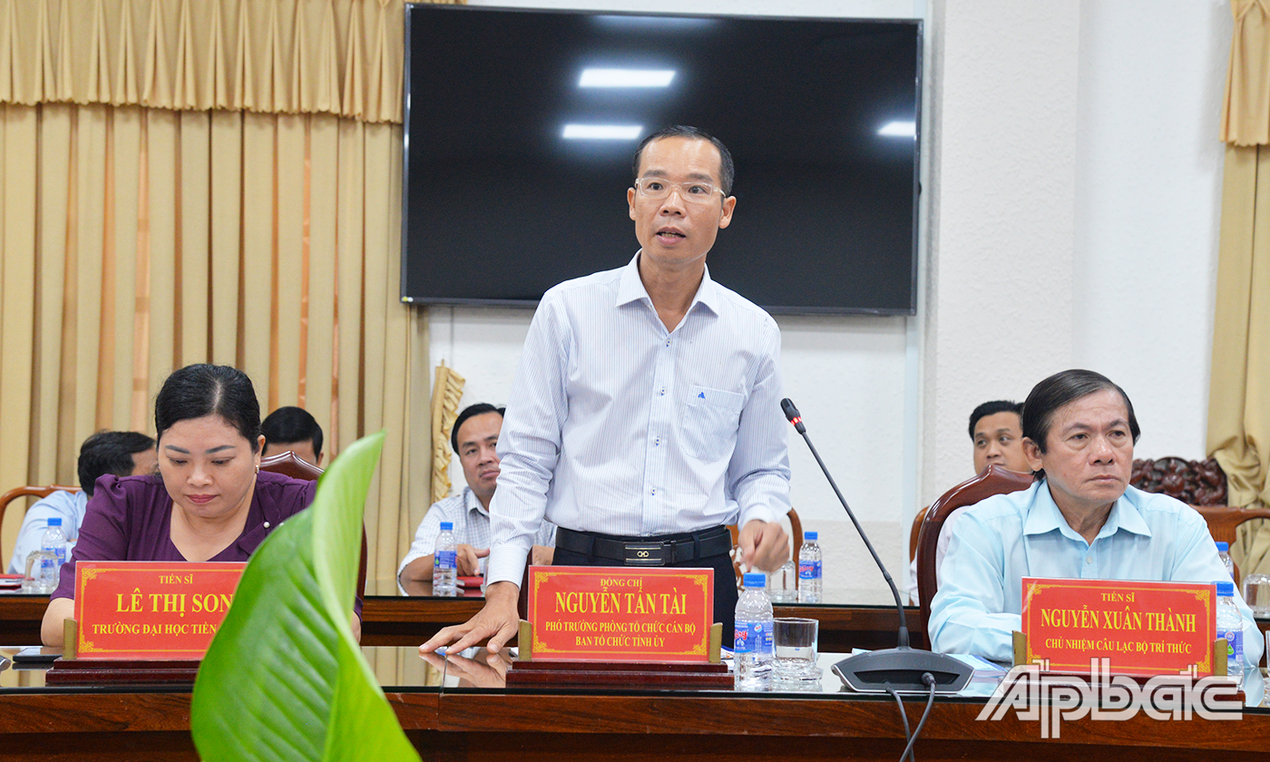Đại biểu trình bày tham luận tại hội thảo