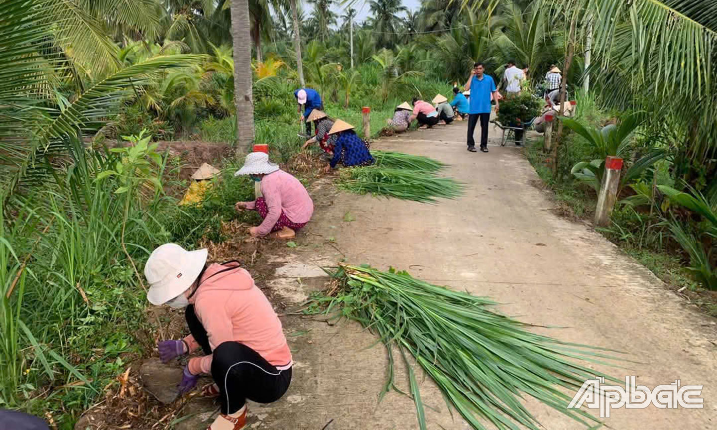 Người dân cùng đoàn thể xã Tân Thạnh quyết tâm hoàn thành các tiêu chí NTM nâng cao.