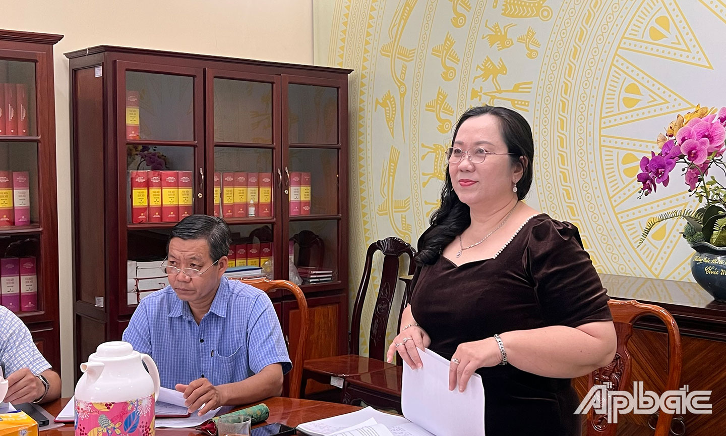 Đồng chí Nguyễn Thị Tuyết Vân phát biểu kết luận cuộc họp