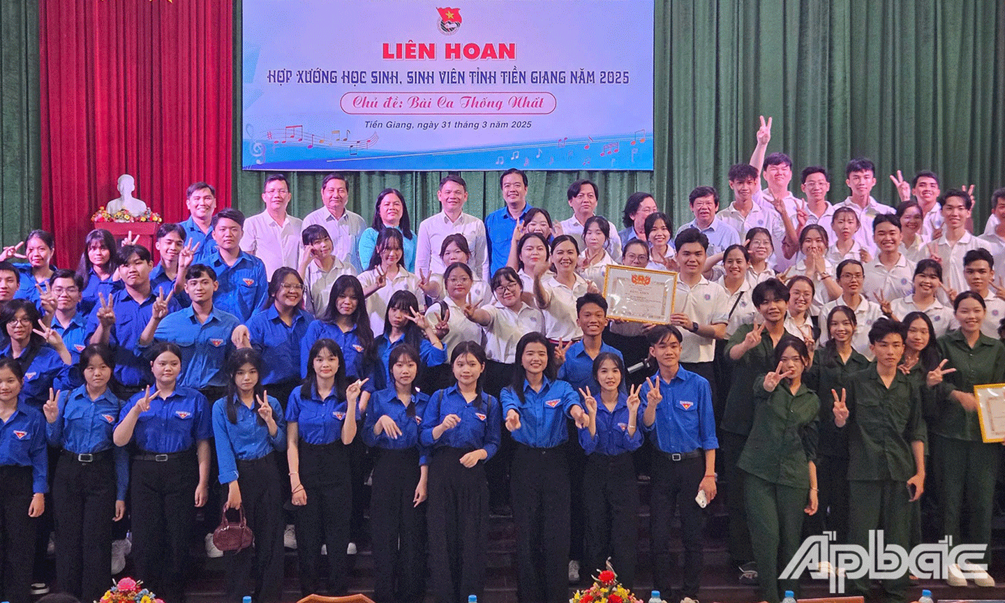 Ban tổ chức cùng các thí sinh chụp ảnh lưu niệm
