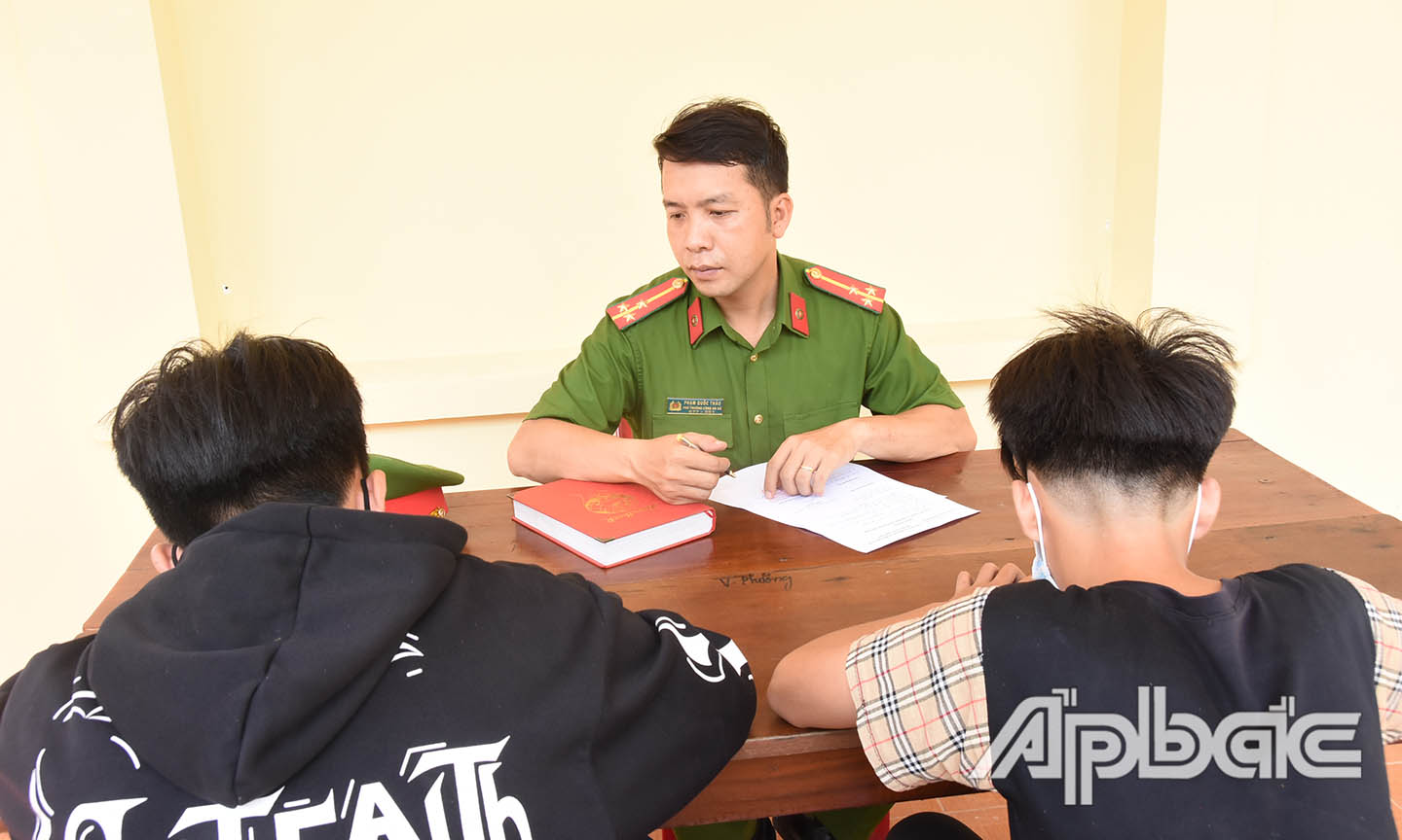 Tuyên truyền, nhắc nhở các trường hợp điều khiển phương tiện vi phạm.