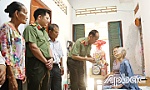 Giám đốc Công an Tiền Giang thăm, tặng quà gia đình chính sách