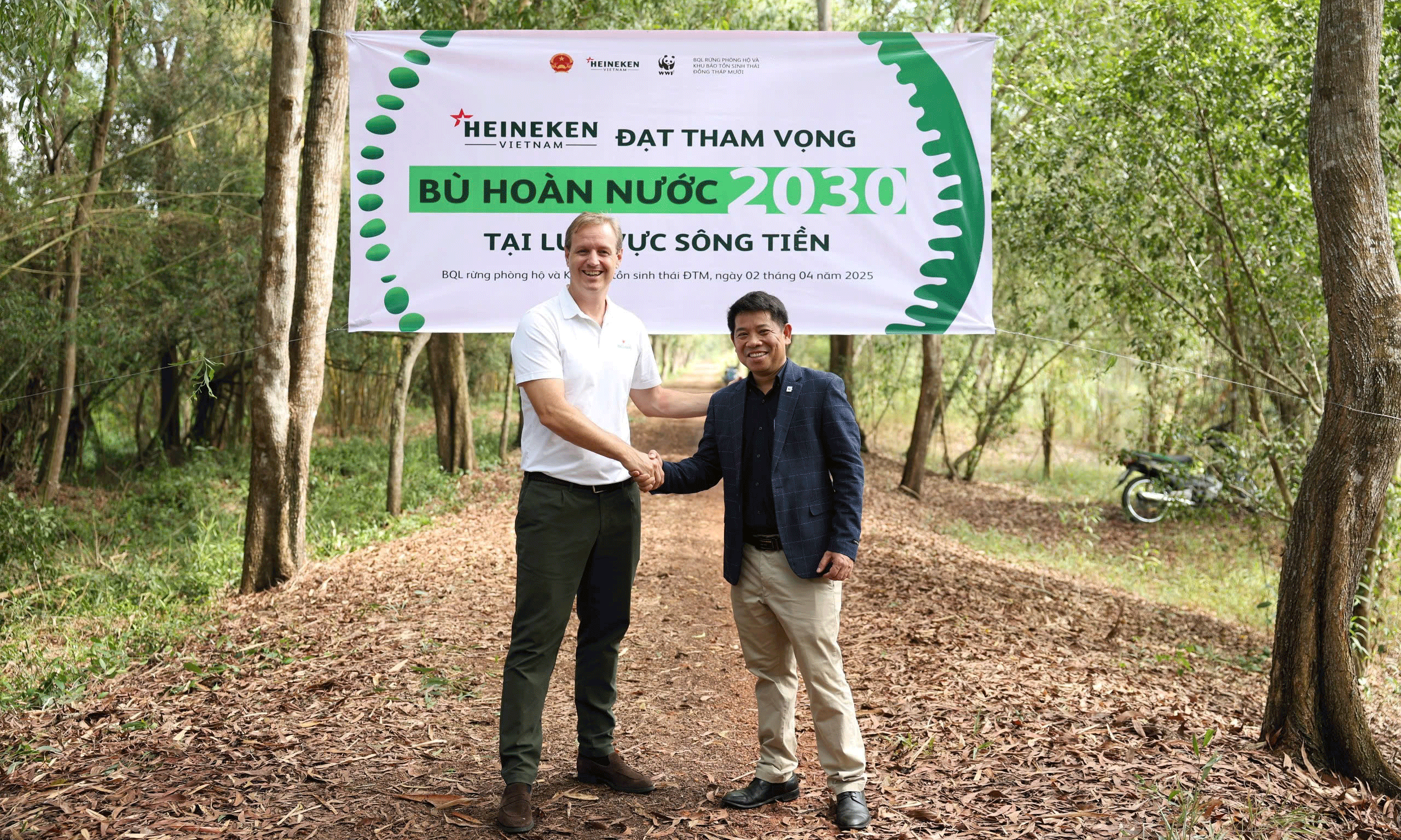 Đại diện HEINEKEN Việt Nam và WWF-Việt Nam chia sẻ niềm vui trước kết quả đạt được tại sự kiện công bố