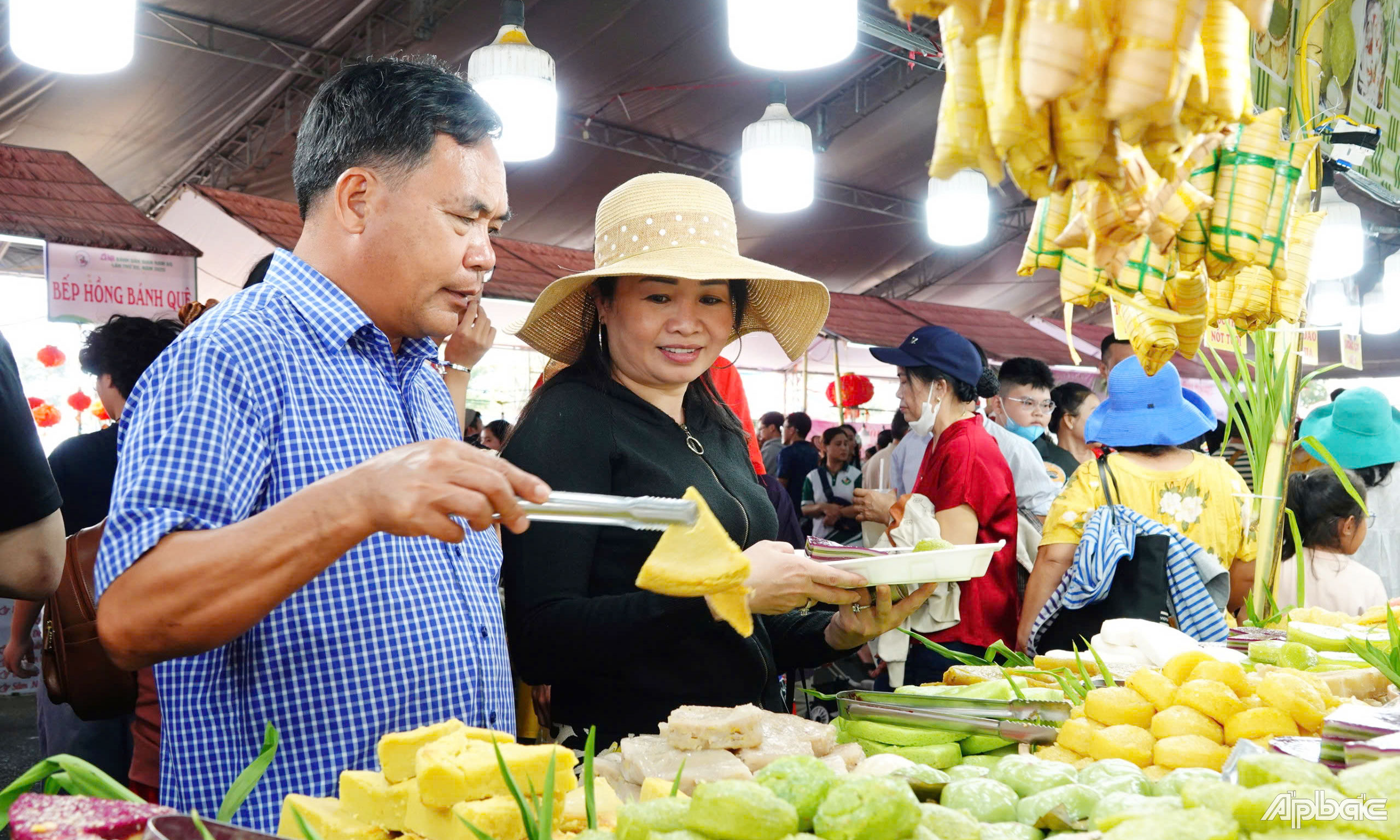Nhiều loại bánh dân gian với màu sắc và hình dáng bắt mắt được bày bán tại Lễ hội.