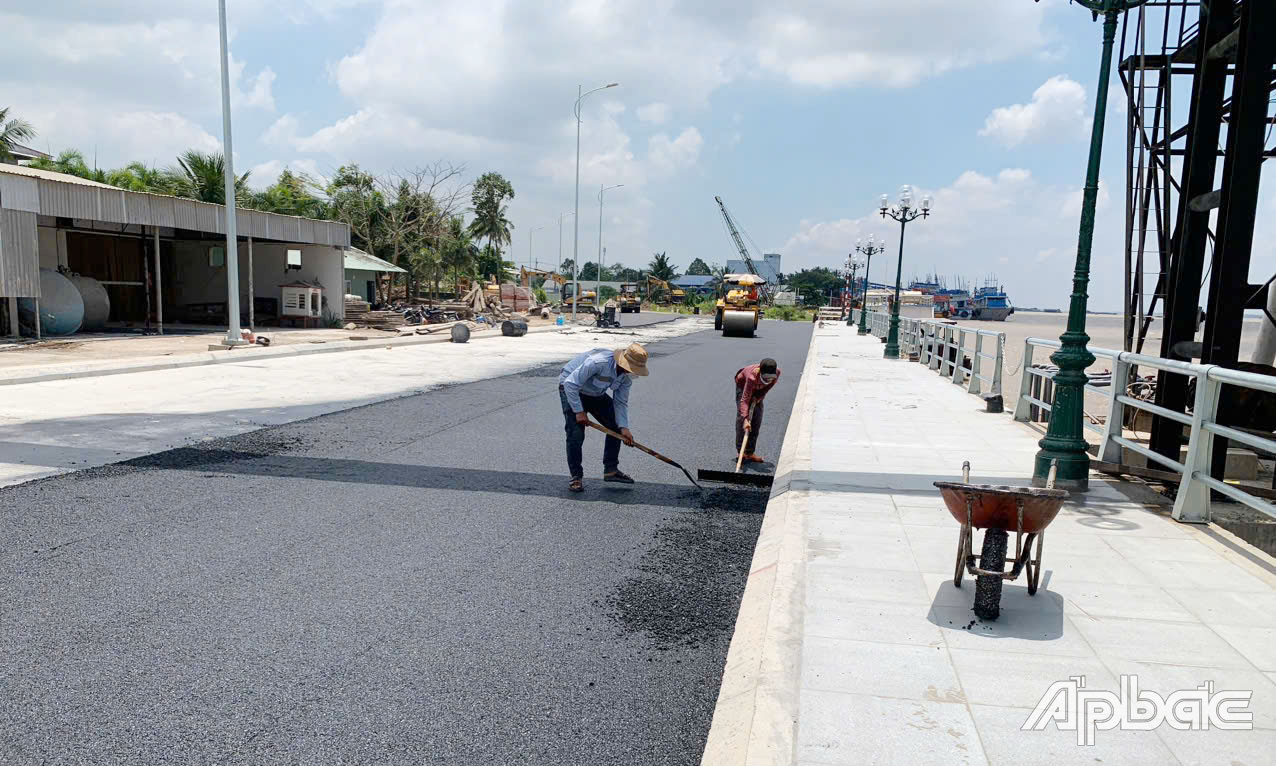 Việc thảm nhựa được hoàn thành trong ngày 6-4.