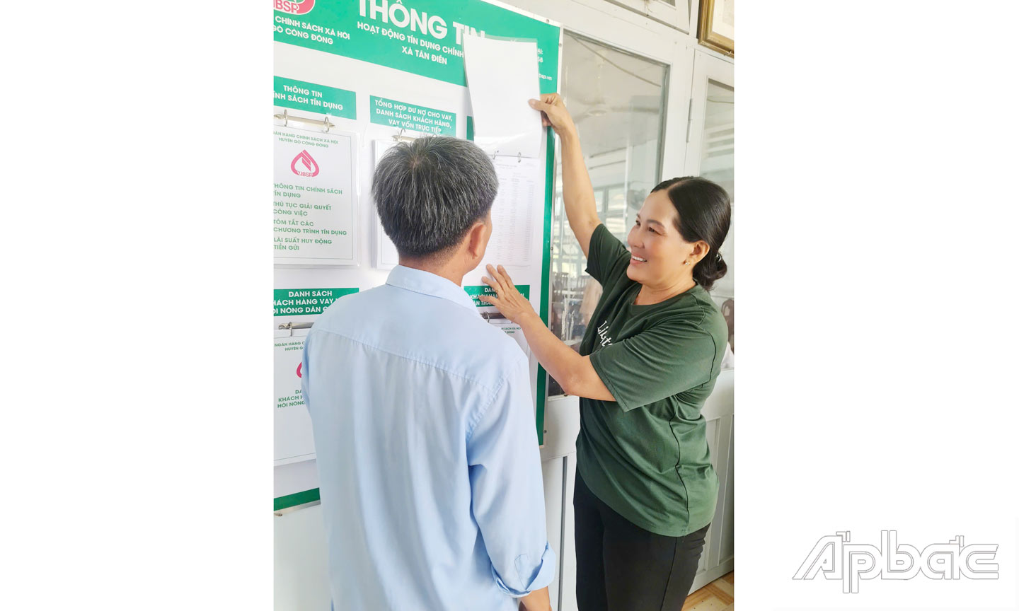 Cô Ngọc hướng dẫn người dân tiếp cận nguồn vốn vay tín dụng chính sách.