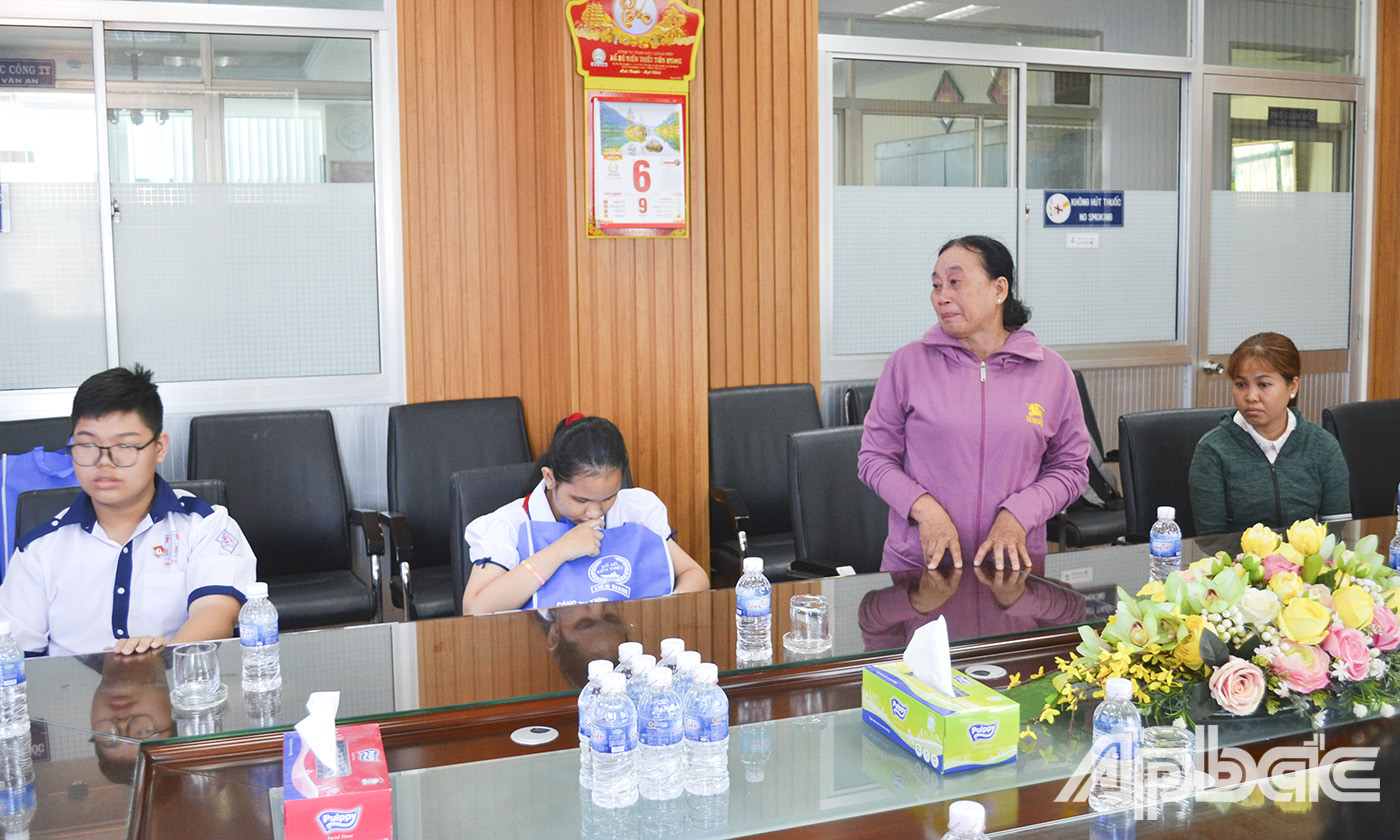 Đại diện phụ huynh học sinh phát biểu cảm ơn Ban tổ chức.