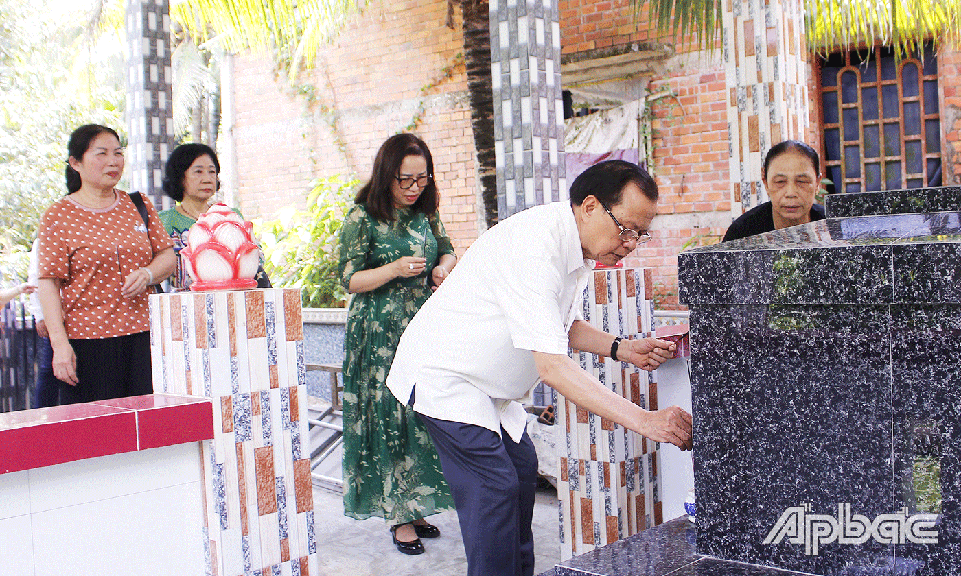 đồng chí Phạm Quang Nghị đã đến thăm, tặng qua 2 hộ gia đình: gia đình bà Phương Thị Lến và gia đình ông Phạm Văn Ngọ - là nơi nuôi giấu đồng chí Phạm Quang Nghị trong thời gian chiến đấu tại xã Hữu Đạo (nay là xã Bình Trưng), huyện Châu Thành, tỉnh Tiền Giang. 