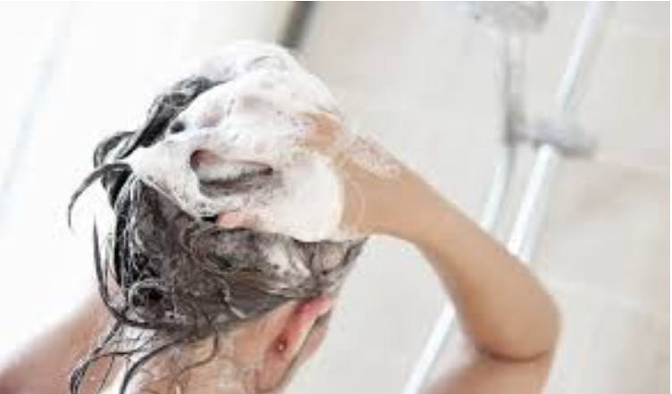 Lô dầu gội dược liệu sạch chấy Aladin hộp 1 tuýp 30g do chi nhánh Công ty cổ phần Sao Thái Dương tại Hà Nam sản xuất, Công ty cổ phần Sao Thái Dương chịu trách nhiệm đưa ra thị trường vừa bị Bộ Y tế đình chỉ lưu hành, yêu cầu thu hồi trên toàn quốc do không đạt tiêu chuẩn chất lượng.