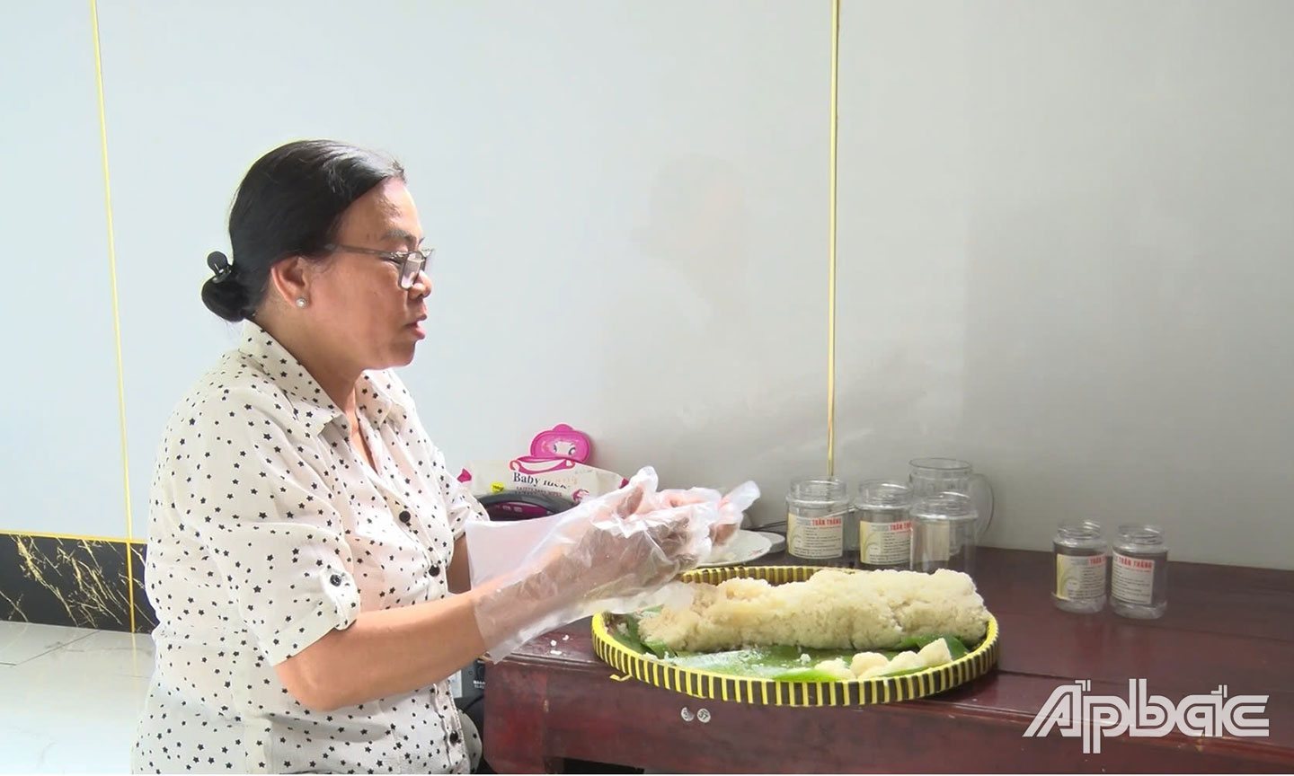 Bà Loan vo viên cơm rượu.
