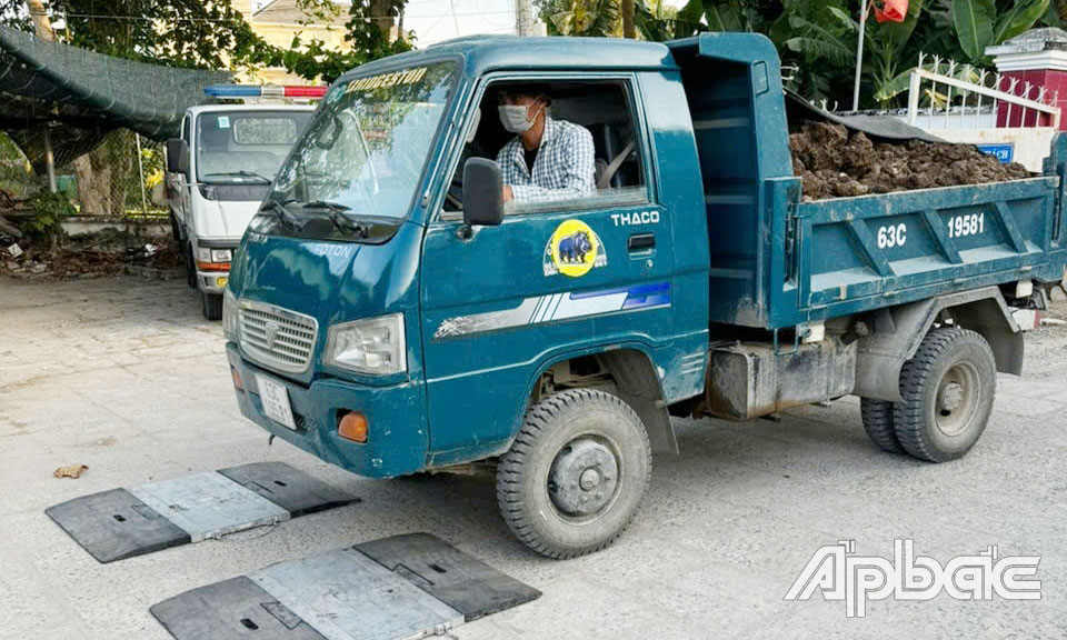 Một xe ô tô tải chở đất quá tải 100,5% khi đang lưu thông trên đường tỉnh 871C (đoạn qua xã Bình Ân) bị lực lượng Cảnh sát giao thông lập biên bản xử lý vào chiều ngày 11-4.